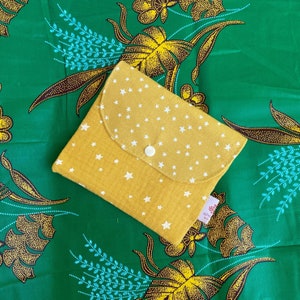 Trousse pochette en tissu double gaze avec inscription dorée et pompon doré  en 4 coloris au choix