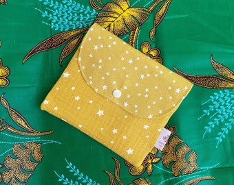 Flat pocket in double yellow gauze cotton with stars.