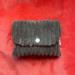 Petite pochette en velours côtelé.