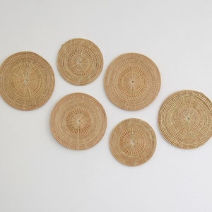 SUMMER - Set of 6 - Woven Rattan Wall Decor - Round Plate Wicker Seagrass Winnowing Hanging Wall Art Set Circular Shapes Wall Art Pattern