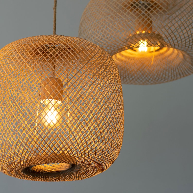 Pu&ograve; includere: Due lampade a sospensione in bamb&ugrave; intrecciato con lampadine a luce bianca calda. Le lampade sono appese al soffitto e sono realizzate in un materiale intrecciato naturale.