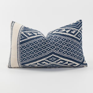 30x50cm - Handgesponnenes Tai Lu Hill Tribe Kelim Stil Baumwolle Hanf Kissenkissen Tribalgewebe Indigo Blau Creme Geometrisch Kapok-Einsatz