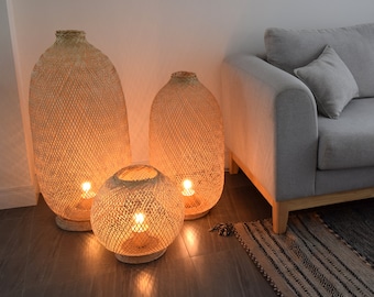 Lampada da terra in bambù - Paralume in legno fatto a mano con paralume da pesca, cestino con trappola per pesca, base in rattan intrecciato naturale, boho rustico, plug-in flessibile