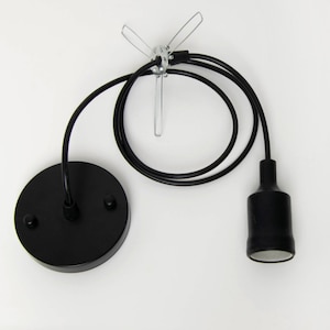 Peut inclure: Câble de suspension de lumière noire avec une plaque de plafond noire et une douille de lampe noire. Le cordon est enroulé et la plaque de plafond comporte deux trous de vis.