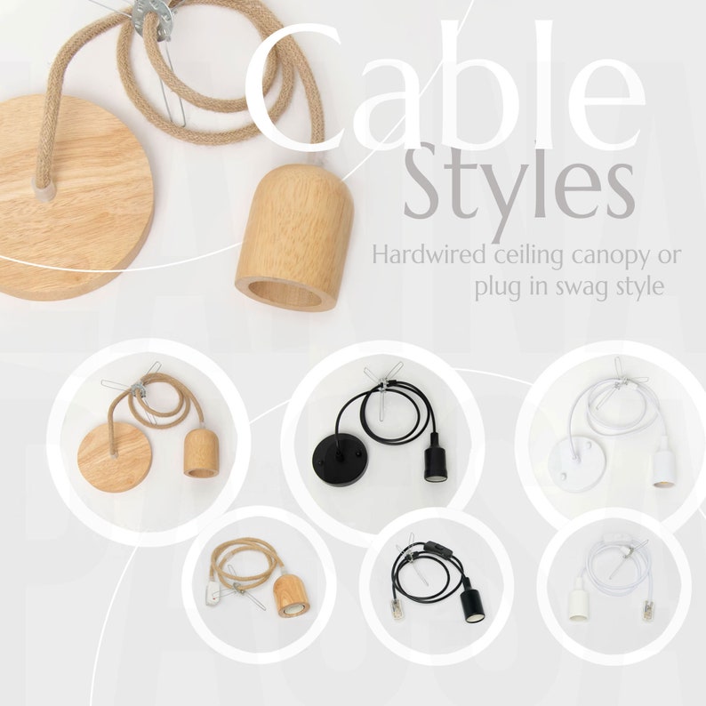Pu&ograve; includere: Diversi stili di cavi sospesi per lampade. Le opzioni includono un cavo in corda naturale, un cavo nero e un cavo bianco. Il testo nell'immagine dice "Cable Styles Hardwired ceiling canopy or plug in swag style".