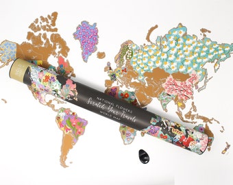 Könnte beinhalten: Eine goldene Kratzkarte der Welt mit bunten Blumenillustrationen, die die Nationalblumen darstellen. Die Karte ist in einer schwarzen Rolle mit dem Text "National Flowers Scratch Your Travels World Map" aufgerollt.