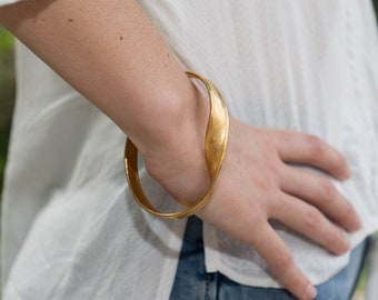 Mobius bangle bracelet,  14k gold  bracelet, Oval bracelet, Solid gold bangle