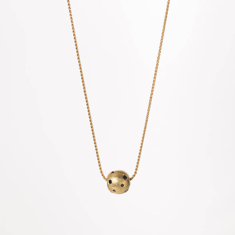 Kleine minimale gouden bal hanger ketting, gouden natuurlijke zwarte diamanten hanger, 18k gouden hanger charme ketting afbeelding 2
