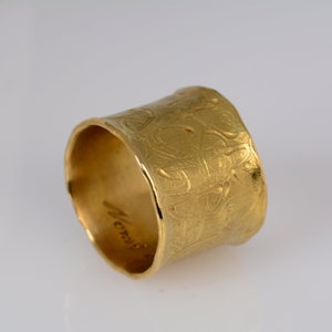 Cigar Contemporary ring, Gold wide wedding band, 18k gold Hand engraved gold ring image 4