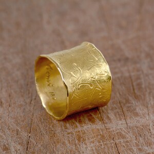 Cigar Contemporary ring, Gold wide wedding band, 18k gold Hand engraved gold ring image 6