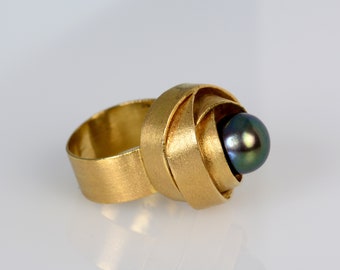 Black pearl gold ring, 18k gold pearl band, Gold pearl alternative engagement ring, 30th Anniversary gift