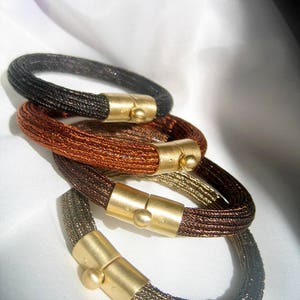 18k goud geweven metalen armband, 18k goud zwarte gehaakte armband, massief gouden buisarmband Grijs