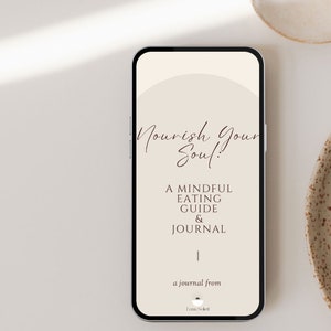 Può includere: Uno schermo di telefono che mostra un prodotto digitale intitolato "Nourish Your Soul! A Mindful Eating Guide & Journal" con un diario di Luna Sodel.