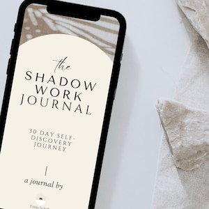 Puede incluir: La pantalla de un teléfono inteligente muestra un diario digital titulado "The Shadow Work Journal: 30 Day Self-Discovery Journey, a journal by Luna Solari". El fondo es de color marrón claro con un patrón de círculos superpuestos.