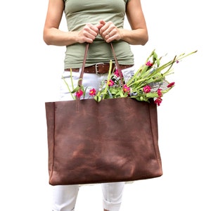 Tote de cuero grande 22"x 13", Bolso de cuero para viajes y compras, Bolso de computadora de cuero marrón para el trabajo y la escuela, Bolso comprador marrón