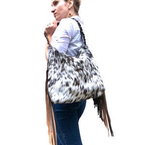 Bolso de piel con pelo y flecos, Bolso de hombro Hobo negro/blanco, Bolso de piel para mujer, Bolso para portátil para el trabajo y la escuela, Bolso de hombro de piel de vacuno