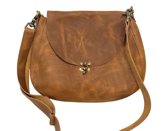 Handgemaakte lichtbruine leren crossbodytas: kleine messenger-handtas