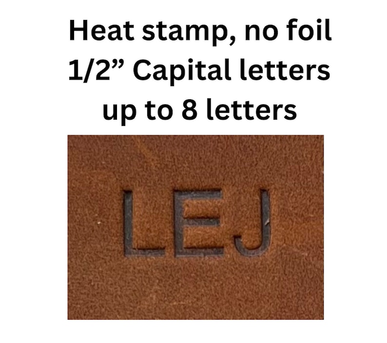 Op de afbeelding: Close-up van een bruin lederen oppervlak met de letters "LEJ" in het materiaal gebrand. De tekst boven de letters luidt "Heat stamp, no foil 1/2" hoofdletters tot 8 letters."