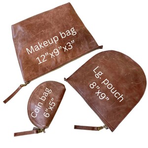 K&ouml;nnte beinhalten: Drei braune Leder-Rei&szlig;verschlusstaschen mit wei&szlig;em Text. Die gr&ouml;&szlig;te Tasche ist mit "Makeup bag 12"x9"x3"" beschriftet. Die mittlere Tasche ist mit "Lg. pouch 8"x9"" beschriftet. Die kleinste Tasche ist mit "Coin bag 6"x5"" beschriftet.
