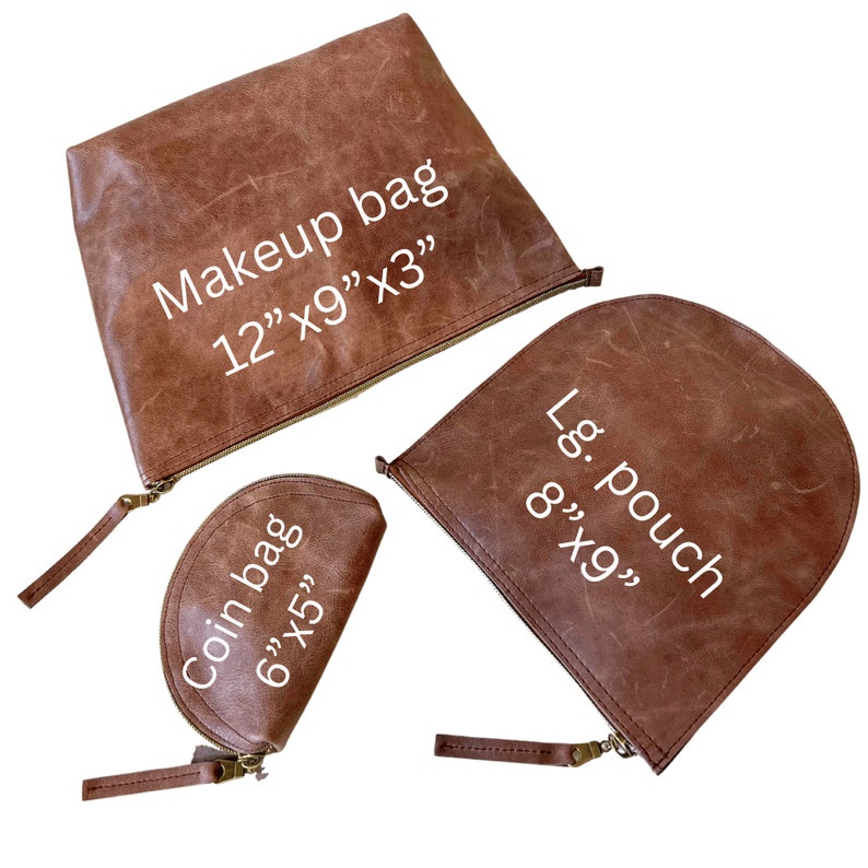 K&ouml;nnte beinhalten: Drei braune Leder-Rei&szlig;verschlusstaschen mit wei&szlig;em Text. Die gr&ouml;&szlig;te Tasche ist mit "Makeup bag 12"x9"x3"" beschriftet. Die mittlere Tasche ist mit "Lg. pouch 8"x9"" beschriftet. Die kleinste Tasche ist mit "Coin bag 6"x5"" beschriftet.