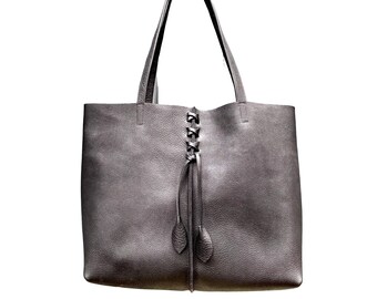 Bolso tote de piel negra con detalle trenzado, ideal para el