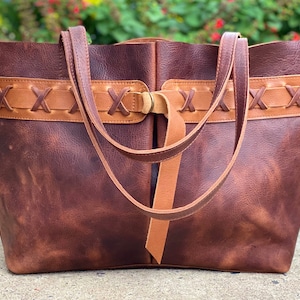 Bolso vintage de piel marrón con punto de cruz, bolso de piel para trabajo y viajes, bolso de piel para ordenador con opción de cremallera de latón.