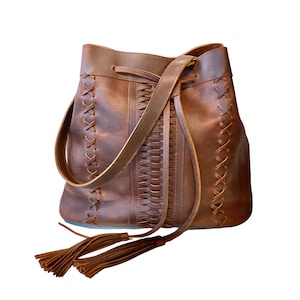 Bolso boho de cuero marrón con puntadas decorativas a mano y borlas, ideal para la escuela, el trabajo y los viajes, cuero marrón resistente.