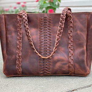 Bolsa tote vintage de couro marrom com alças trançadas, bolsa de couro oleado resistente para trabalho e viagens, bolsa boho para laptop com opção de zíper