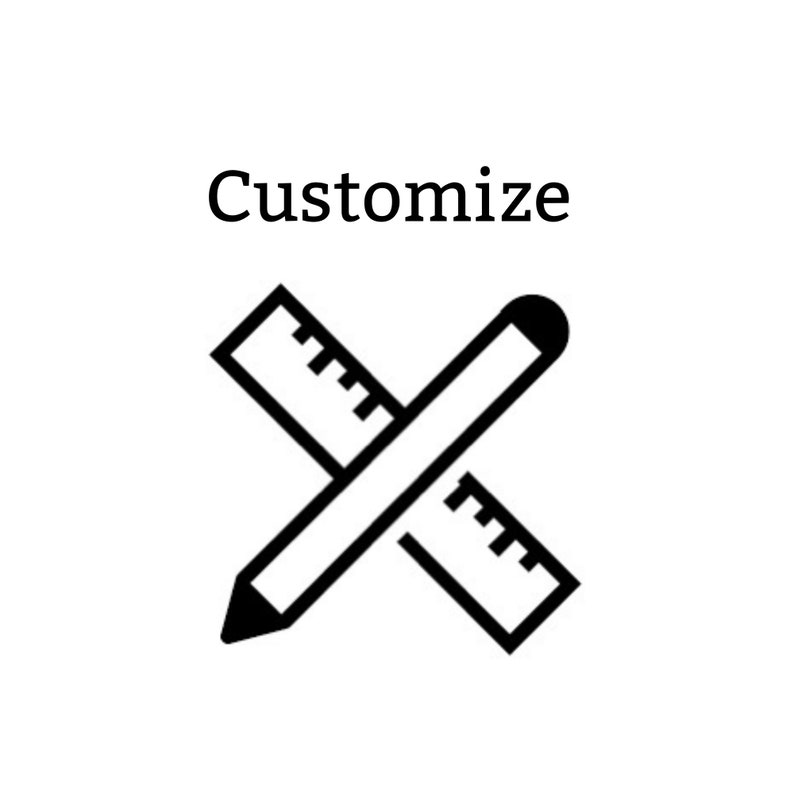 Op de afbeelding: Zwart-wit afbeelding met het woord "Customize" boven een gekruist potlood en liniaal. Het potlood en de liniaal zijn in een eenvoudige, minimalistische stijl, wat duidt op aanpassing of ontwerp.