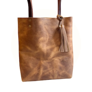 Bolso de mano alto de cuero color miel con borla, 14" de alto x 11" de ancho, bolso de cuero para computadora con opción de cierre de latón