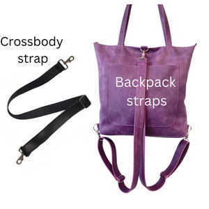 Op de afbeelding: Een paarse leren tote bag met rugzakriemen en een aparte zwarte crossbody riem. De tas heeft een voorvak en handvatten aan de bovenkant. De tekst "Backpack straps" en "Crossbody strap" zijn zichtbaar.