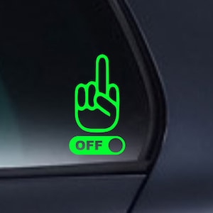 以下が含まれることがあります： 緑色の車の窓に貼るステッカーで、中指と「OFF」という文字がトグルスイッチのデザインで書かれています。