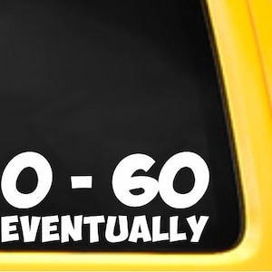 Peut inclure: Autocollant en vinyle blanc avec le texte "0-60 Eventually" dans une police de caractères ludique. L'autocollant est conçu pour une vitre de voiture.