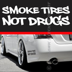 Può includere: Un'auto bianca con un adesivo nero sul paraurti che dice "Smoke Tires Not Drugs".
