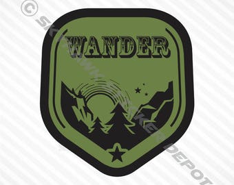Könnte beinhalten: Ein grünes und schwarzes Abzeichen mit dem Wort "WANDER" in einer Vintage-Schriftart. Das Abzeichen zeigt eine Silhouette von Bergen, Bäumen und Sternen.