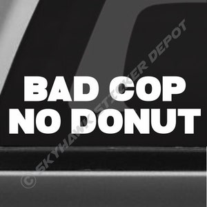 Puede incluir: Pegatina de vinilo blanco con el texto "BAD COP NO DONUT" en letras blancas y negritas.