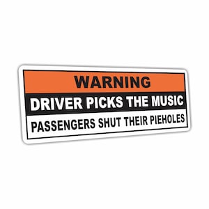 以下が含まれることがあります： 白い縁取りのある長方形のステッカーで、「WARNING DRIVER PICKS THE MUSIC PASSENGERS SHUT THEIR PIEHOLES」というテキストが入っています。上部はオレンジ色で、テキストは黒色です。