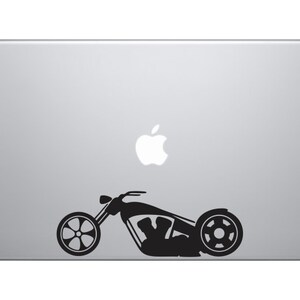 Puede incluir: Una silueta negra de una motocicleta con una sola rueda delantera y un sidecar en un portátil plateado.