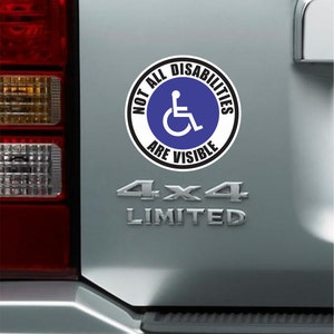 K&ouml;nnte beinhalten: Ein blauer und wei&szlig;er Aufkleber mit dem Text "Not All Disabilities Are Visible" und einem Rollstuhlsymbol. Der Aufkleber befindet sich auf der R&uuml;ckseite eines silbernen Autos mit dem Schriftzug "4x4 Limited" darunter.