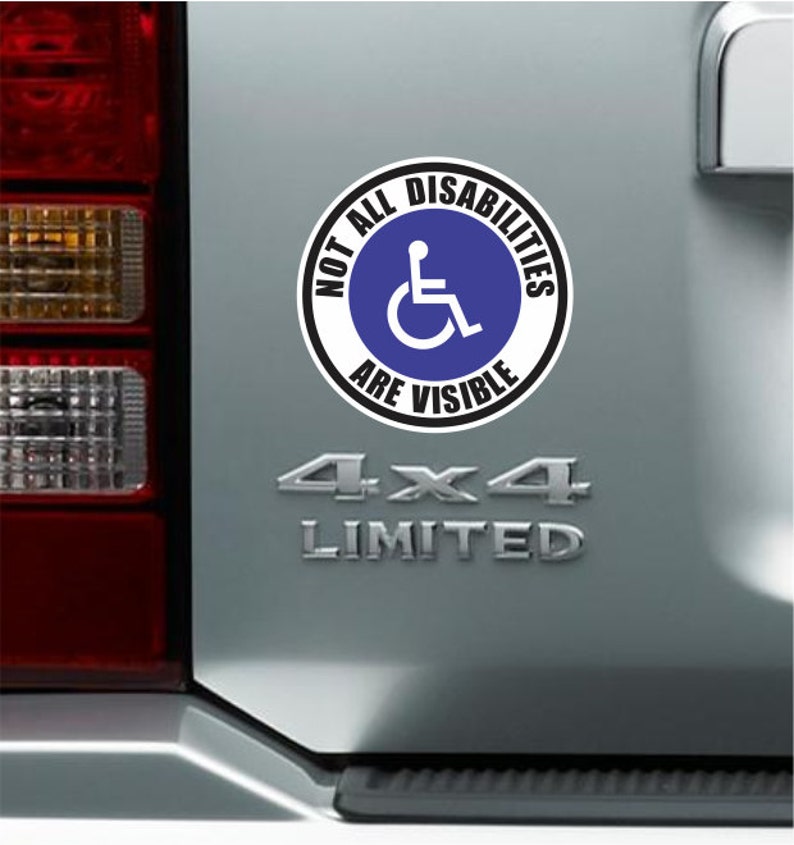 K&ouml;nnte beinhalten: Ein blauer und wei&szlig;er Aufkleber mit dem Text "Not All Disabilities Are Visible" und einem Rollstuhlsymbol. Der Aufkleber befindet sich auf der R&uuml;ckseite eines silbernen Autos mit dem Schriftzug "4x4 Limited" darunter.