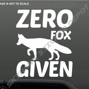 Puede incluir: Calcomanía de vinilo blanco con la silueta de un zorro y el texto "ZERO FOX GIVEN".
