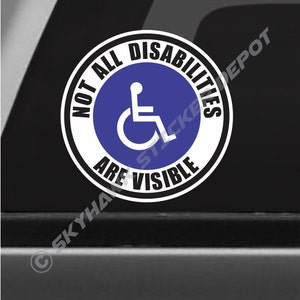 K&ouml;nnte beinhalten: Ein wei&szlig;er runder Aufkleber mit schwarzem Text, der "Not All Disabilities Are Visible" lautet, und einem blauen Kreis mit einem wei&szlig;en Rollstuhlsymbol in der Mitte.