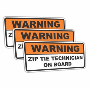 Puede incluir: Tres señales de advertencia naranja y blancas con el texto "WARNING" y "ZIP TIE TECHNICIAN ON BOARD".