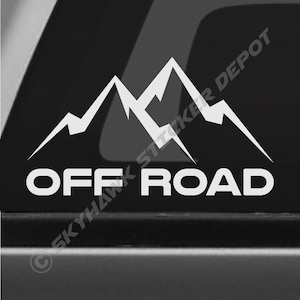 Può includere:  Adesivo in vinile bianco con una grafica di una catena montuosa e il testo "OFF ROAD".