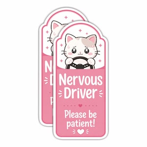Puede incluir: Dos pegatinas rectangulares con la parte superior redondeada que muestran un gato de dibujos animados sosteniendo un volante. El diseño es rosa y blanco con el texto Nervous Driver Please be patient! e iconos de estrellas y corazones.