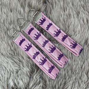 Porte-clés porte-clés rose avec couronnes de reine-reine violettes