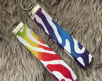 Llavero con correa para la muñeca con diseño de rayas de animales arcoíris