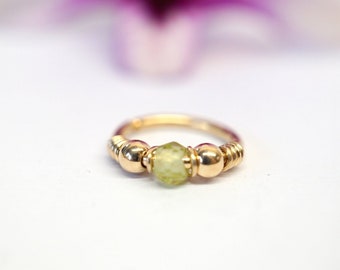 Pendiente Daith de peridoto (24 g, 22 g, 20 g, 18 g) - Anillo de oro para el trago - Joyería de peridoto - Aro de oro para la hélice - Aro de plata - Piedra de nacimiento de mayo - Joyería bohemia - hélice