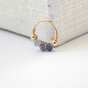 Natürlicher blauer Chalcedon Nasenring - Edelstein Piercing - Perlen Nasenring - Gold gefüllt Nasenring - Nasenring - dünne Helix - 24 Gauge Creolen