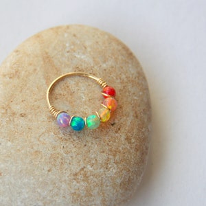 Regenbogen Opal Nasenreifen - Gold Filled Nasenring - dünner Helix Hoop - Nasenreifen- dünnes Nasenpiercing - multi color opal Piercing - opal tragus